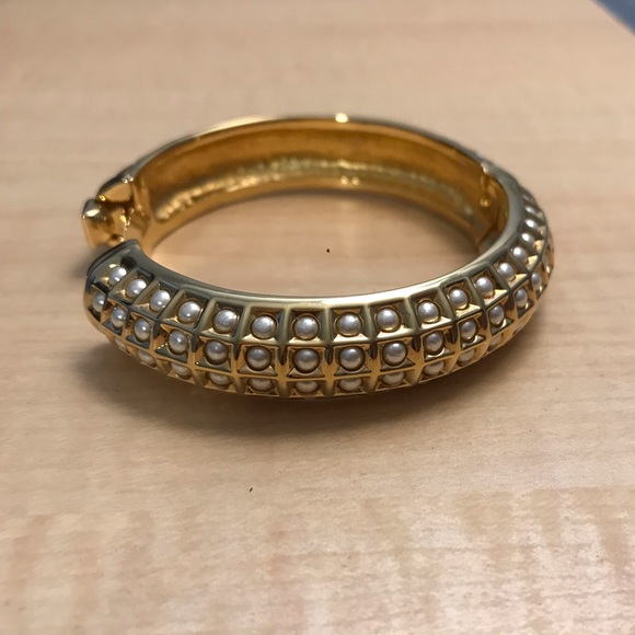 Goldtone and pearl bangle bracelet - Picture 4 of 5